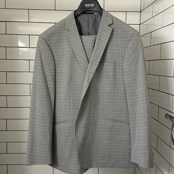 Men’s Suit - Picture 1 of 3